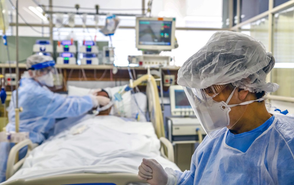 Profissionais de saúde cuidam de paciente com Covid-19 em UTII — Foto: Silvio Avila/AFP