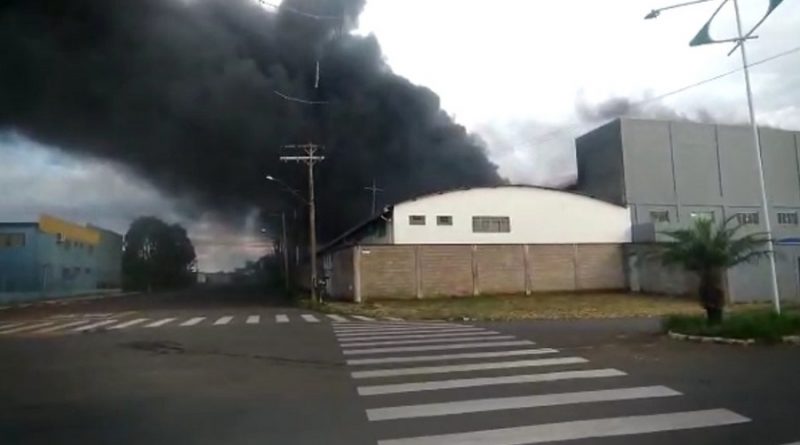 Galpão de empresa de locação de máquinas pega fogo em Artur Nogueira — Foto: Reprodução/EPTV