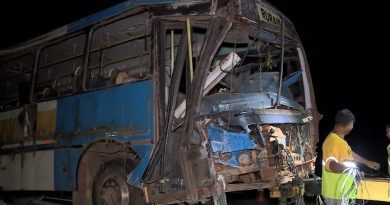 Ônibus rural ficou com a frente destruída após tombar em rodovia de Mogi Guaçu — Foto: Reprodução/EPTV