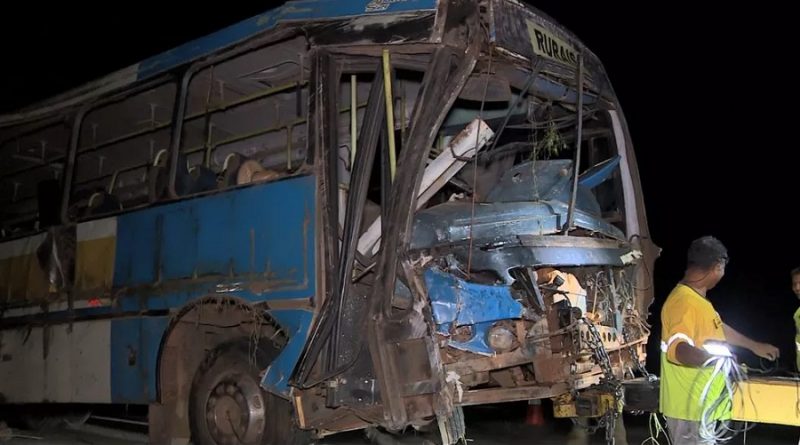 Ônibus rural ficou com a frente destruída após tombar em rodovia de Mogi Guaçu — Foto: Reprodução/EPTV