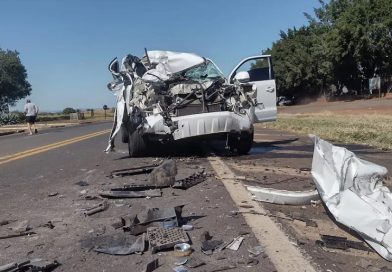 Caminhonete fica destruída após batida com caminhão em rodovia entre Artur Nogueira e Holambra