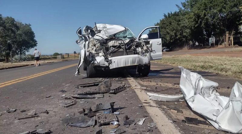 Caminhonete fica destruída após batida com caminhão em rodovia entre Artur Nogueira e Holambra