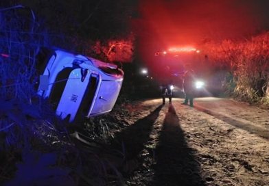 Veículo capota em estrada rural de Cosmópolis após pneu estourar