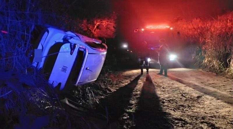 Veículo capota em estrada rural de Cosmópolis após pneu estourar