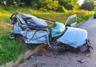 Colisão entre carro e carreta deixa motorista ferido na SP-191