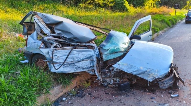 Colisão entre carro e carreta deixa motorista ferido na SP-191