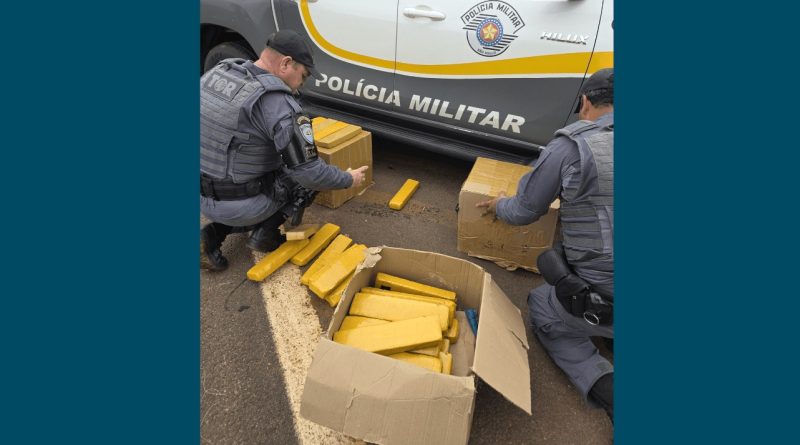 O motorista confessou que havia recebido as caixas em um posto de combustíveis - Foto: Polícia Militar